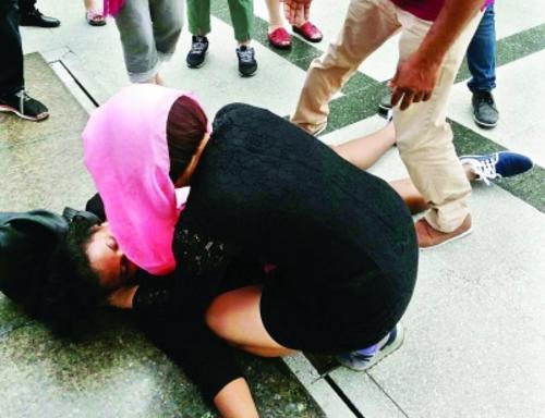 中国侨网图为刘晶在马来西亚街头抢救昏迷的外国妇女 刘晶同伴供图