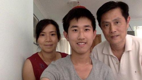 中国侨网Daniel Hu（中）与父母合照。（澳洲新快网援引《悉尼先驱晨报》图片）