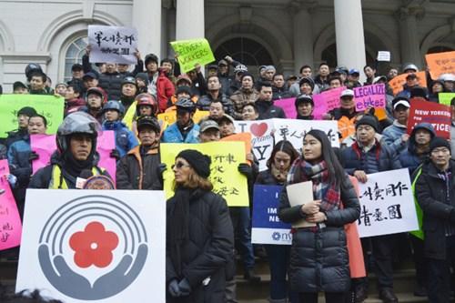 中国侨网刘立强(发言者)呼吁政府了解新移民生活艰辛,别取缔电单车,将其合法化。(美国《世界日报》/俞姝含 摄)