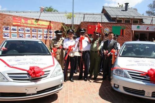 中国侨网活动嘉宾为车辆捐赠仪式剪彩。（非洲《华侨周报》）