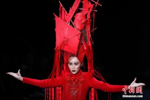 中国侨网资料图：2016年3月31日晚，胡社光时装发布会在北京举行，图为模特展示胡社光的时装作品。（中新社记者 盛家鹏 摄）