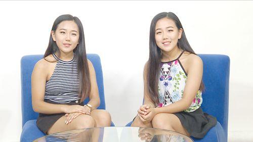 中国侨网安娜（左）与妮娜（右）接受专访。（澳洲新快网）