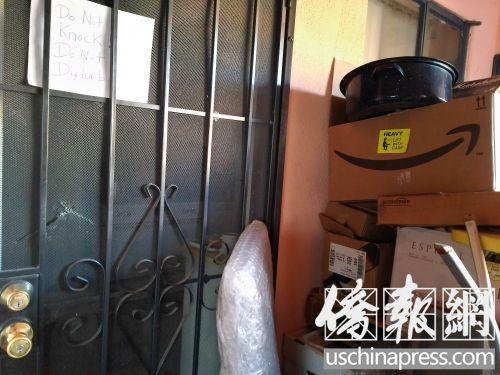 中国侨网李慧和艾瑞特的住所在19日一直敞开着一扇门，邻居目击艾瑞特已经回去居住。（美国《侨报》/翁羽 摄）