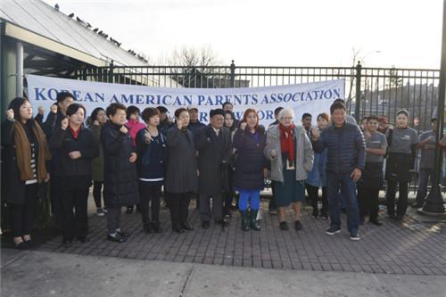 中国侨网法拉盛莫瑞丘站台惊现辱华涂鸦，让华人和亚裔滚出，民代挺亚裔是重建法拉盛的功臣。(美国《世界日报》/俞姝含 摄)