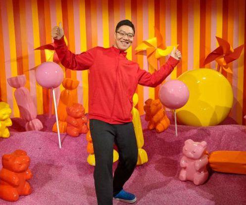 中国侨网戴杰业余生活颇丰富，图为他在旧金山冰淇淋博物馆留影。（美国《侨报》）
