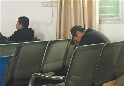 中国侨网11月26日,福建南平市建阳区某教堂,参加礼拜的章荣高低着头。新京报记者 潘佳锟 摄