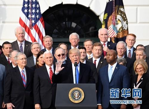 中国侨网12月20日,在美国华盛顿白宫,美国总统特朗普(前)就国会通过税改法案发表讲话。美国国会参众两院20日通过了自1986年以来美国最大规模的税改法案。该法案在送交总统特朗普签署生效后,将于2018年1月开始实施。新华社记者殷博古摄