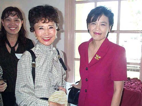 中国侨网曾是加州第一位华裔众议员的余江月桂（左）早年和当时加州最年轻的华裔众议员赵美心相见欢。（美国《世界日报》档案照／丁曙摄影）