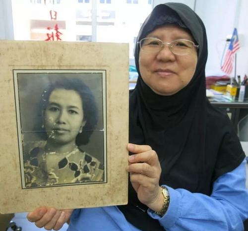 中国侨网诺莱妮展示其养母查亚玛年轻时的照片。（图：马来西亚《星洲日报》）