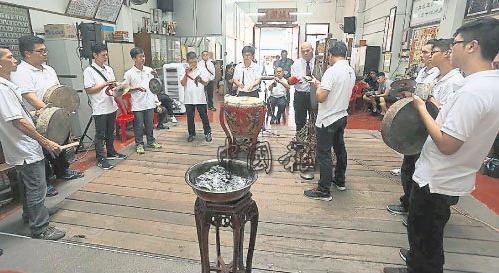 中国侨网麻坡潮韵音乐社在祭祖前鸣乐,目的是“召来”历代祖先参与仪式。(马来西亚《中国报》/陈文祥 摄)