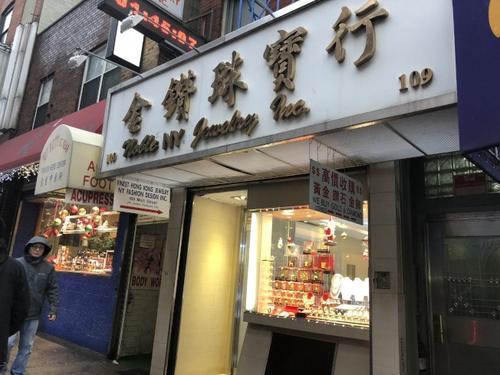 中国侨网23日华埠一家金饰店遭到一男、一女白人歹徒抢劫。（美国《世界日报》/记者陈小宁 摄）