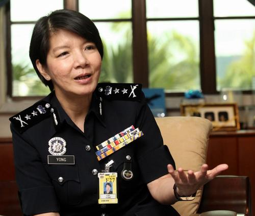 中国侨网杨丽珠认为，警队中无论男女种族，机会待遇并无不同，鼓励华裔子弟从警以解决华裔警察稀少的问题。（马来西亚《星洲日报》）