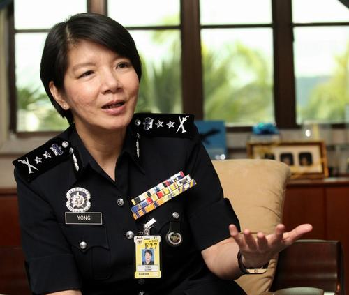 中国侨网杨丽珠认为,警队中无论男女种族,机会待遇并无不同,鼓励华裔子弟从警以解决华裔警察稀少的问题。(马来西亚《星洲日报》)