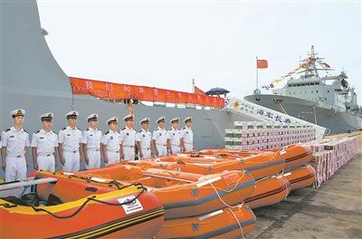 中国侨网5月31日，中国海军远航访问编队向斯里兰卡捐赠救灾物资。 严贵旺摄
