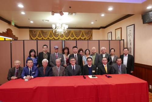 中国侨网侨界人士支持华裔参选人江俊辉(前排右四)竞选加州州长，举行筹款会为他造势 。（美国《世界日报》/记者李雪 摄）