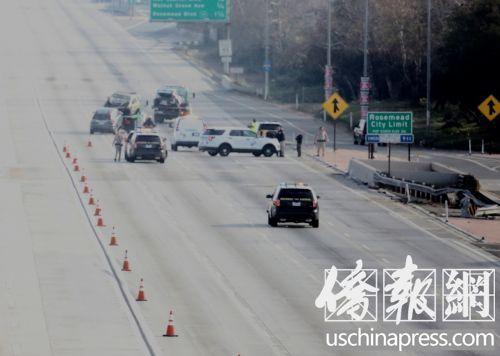 中国侨网部分车祸现场遭撞毁的车辆正在被拖下高速公路。(美国《侨报》记者邱晨摄)