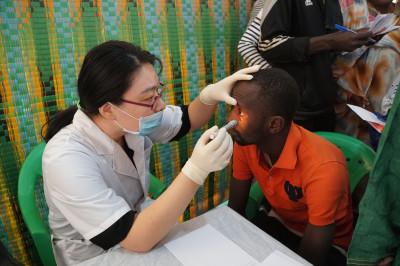 中国侨网中国医疗队为当地民众开展眼科检查。