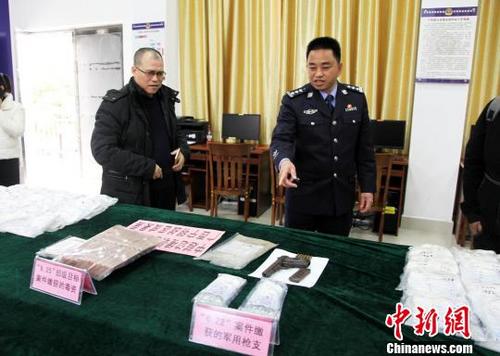 中国侨网12月28日,广西宁明警方召开新闻发布会介绍边境毒品打击整治成果。 杨志雄 摄