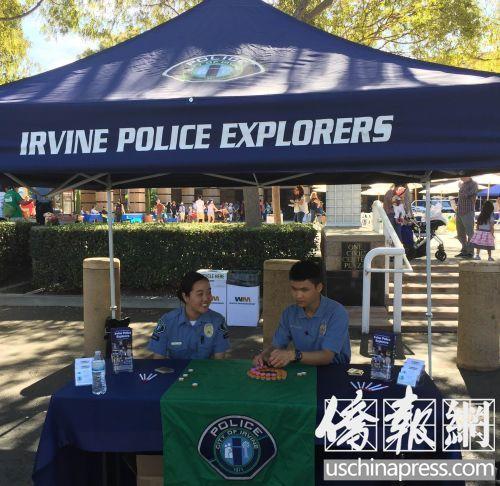 中国侨网尔湾警局亚裔警员便民信息台(美国《侨报》/记者尚颖 摄)