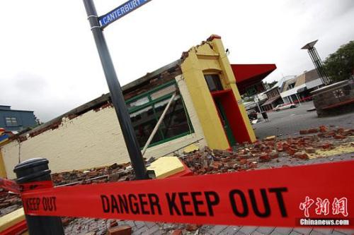 中国侨网资料图：2011年，新西兰第二大城市克莱斯特彻奇（又译基督城）遭受大地震后，灾区中心被当局封锁，禁止进入。中新社发 黎金良 摄