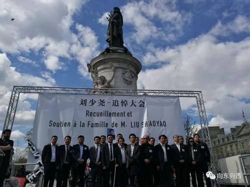 中国侨网旅法侨学界在巴黎共和国广场隆重集会，悼念在3月26日晚被巴黎警察在家里射杀的同胞刘少尧。图为本次集会组织者。（《欧洲时报》/孔帆 摄）