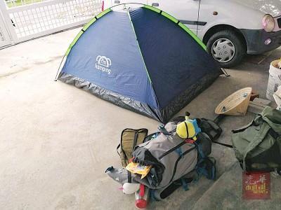 中国侨网背包客在黄华黎住家前面的停车场设帐篷。（图片来源：马来西亚《光华日报》）