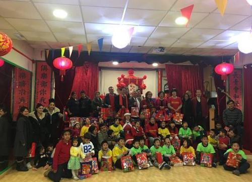 中国侨网西班牙华人与其他国家移民群体共庆圣诞(西班牙欧浪网)