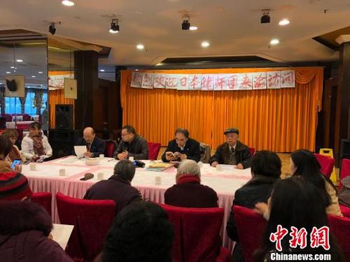 中国侨网图为重庆大轰炸民间对日索赔案日本律师团向原告介绍三审上诉准备情况。　刘相琳　摄