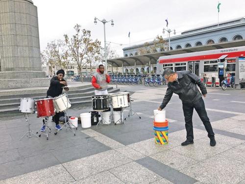 中国侨网Harry Bridges广场的非裔鼓乐手表演。（美国《世界日报》/李晗 摄）