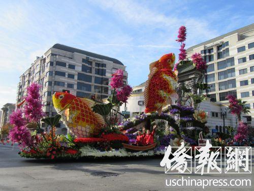 中国侨网帕萨迪纳华人企业诚保利集团(Singpoli Group)与美国巴鼎集团(American BD)合力打造的“鱼跃龙门:自强不息”夺人眼球。(美国《侨报》/翁羽 摄)