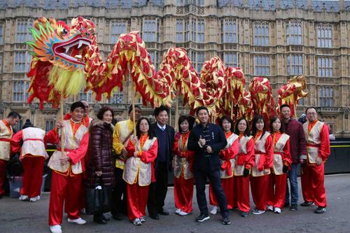 中国侨网伦敦华埠商会主席邓柱廷OBE与会长林奕权等与舞龙合影。（图片来源：本文图片均由欧洲时报记者陈述 摄） 