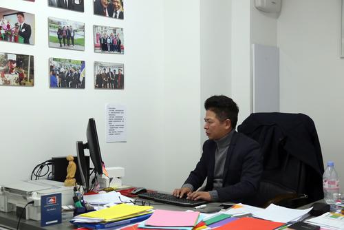 中国侨网恒通集团董事局总裁胡奇业在巴黎时尚中心办公室接受记者采访。（图片来源：本文图片均由欧洲时报记者孔帆 摄） 