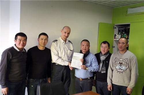 中国侨网姜金玉（右3）与协会代表在捐赠仪式上。（图片来源：欧洲时报记者孔帆 摄） 