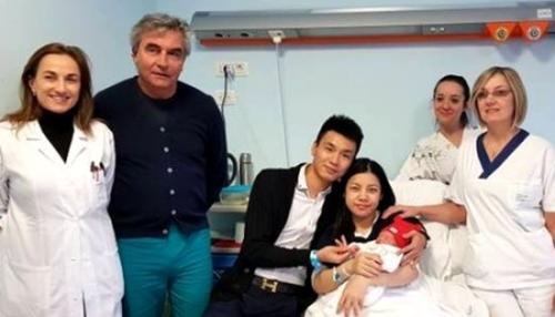中国侨网意大利医护人员和华人夫妇、新年宝宝合影。(欧联网)