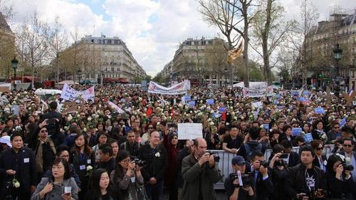 中国侨网6000巴黎华人上街悼念被杀华侨 集会后冲突再起。资料图：华侨新天地