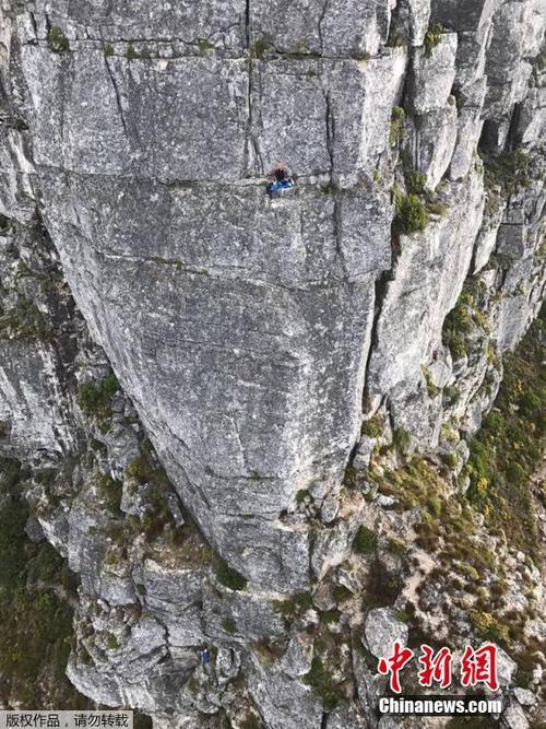 中国侨网图为旅客拍摄的救援人员正在给遭遇意外的旅客实施心肺复苏术。