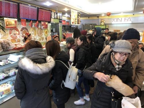 中国侨网华裔民众抢购商品,应对暴风雪来袭。(美国《世界日报》/黄伊奕 摄)
