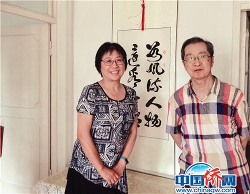 中国侨网作者（左）和80岁的王贻琦老师
