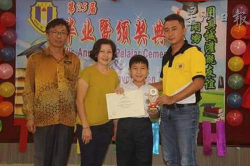 中国侨网死者黄晓梅（左2）和儿子王嘉胜（右2）日前出席一项颁奖礼摄。（马来西亚《星洲日报》档案照）