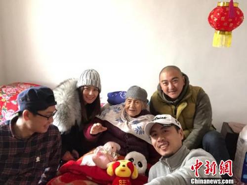中国侨网图为:《二十二》导演郭柯一行人探望山西李爱莲老人(中)。 受访者供图