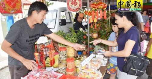 中国侨网年饼上市了，市民选购回去品尝。（马来西亚《中国报》/欧盛财 摄）