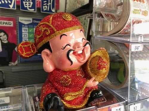 中国侨网圣盖博一彩券店用财神爷吸睛。(美国《世界日报》/记者张宏 摄影)