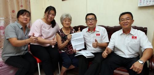 中国侨网刘博文（右二起）将公民权批准信交给陈亚妹。左起为张秀宝及张秀玲，右一为王胜龙。（马来西亚《星洲日报》）