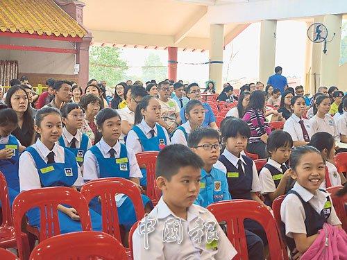 中国侨网华人各籍贯会馆每年都会派发会员子女奖励金给学业优异的中小学及大专生,但受惠人数逐年减少。(马来西亚《中国报》)