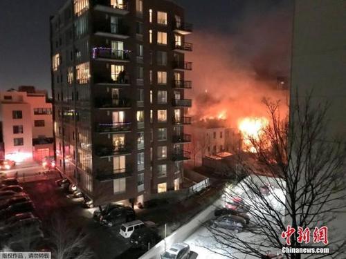 中国侨网资料图，社交网络上网友拍摄的纽约公寓大火现场照片。