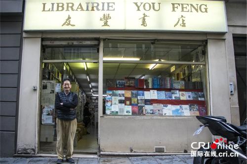 中国侨网潘立辉在书店前。