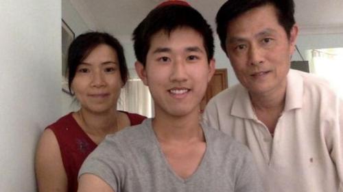 中国侨网澳大利亚高分华裔少年丹尼尔与父母的合照。（图片来源：澳洲网援引《悉尼先驱晨报》资料图）
