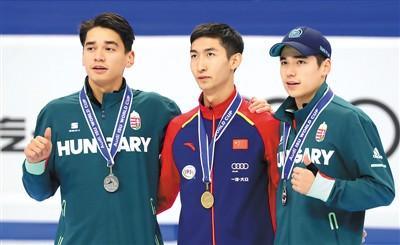 中国侨网武大靖（中）与刘少林（左）、刘少昂在短道速滑世界杯首尔站男子500米颁奖仪式上。 新华社发
