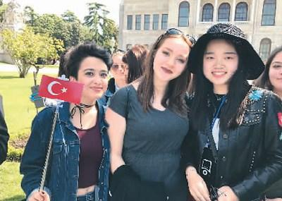 中国侨网张欣迪（右一）在英国求学期间，除了完成学习任务，也会在闲暇时间四处游历以增长见识。图为她在土耳其旅行时与当地友人的合影。