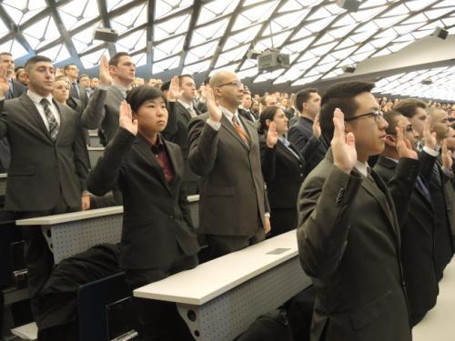 中国侨网近800名纽约市警新预备警员宣誓入职。(美国《世界日报》记者朱蕾/摄影)